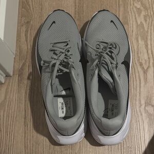 Nike Men’s Gray Athletic Running Shoes with Black Swoosh